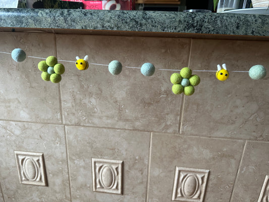 Wool Daisy & Bee 5ft Spring Garland