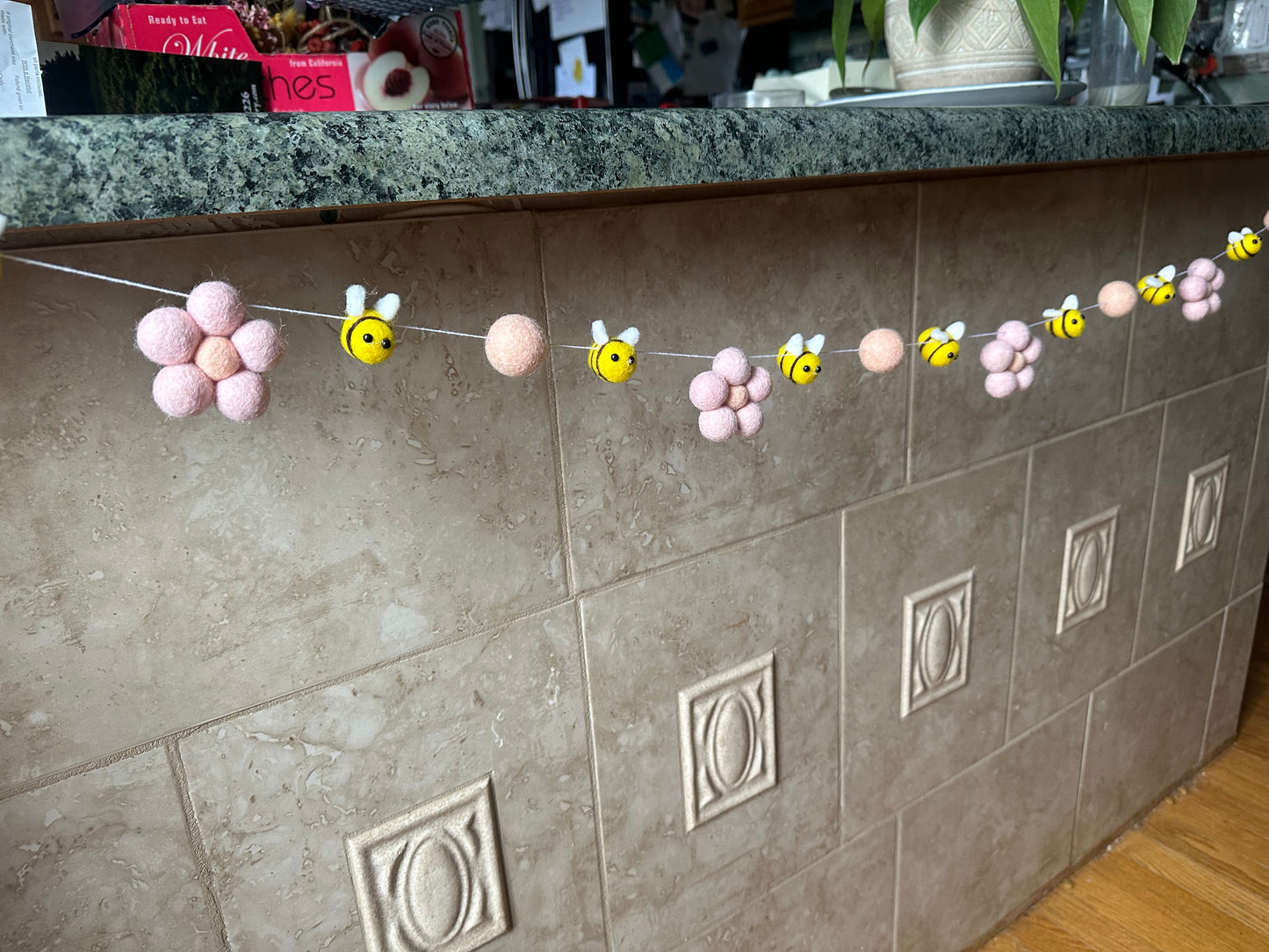 Wool Daisy & Bee 5ft Spring Garland